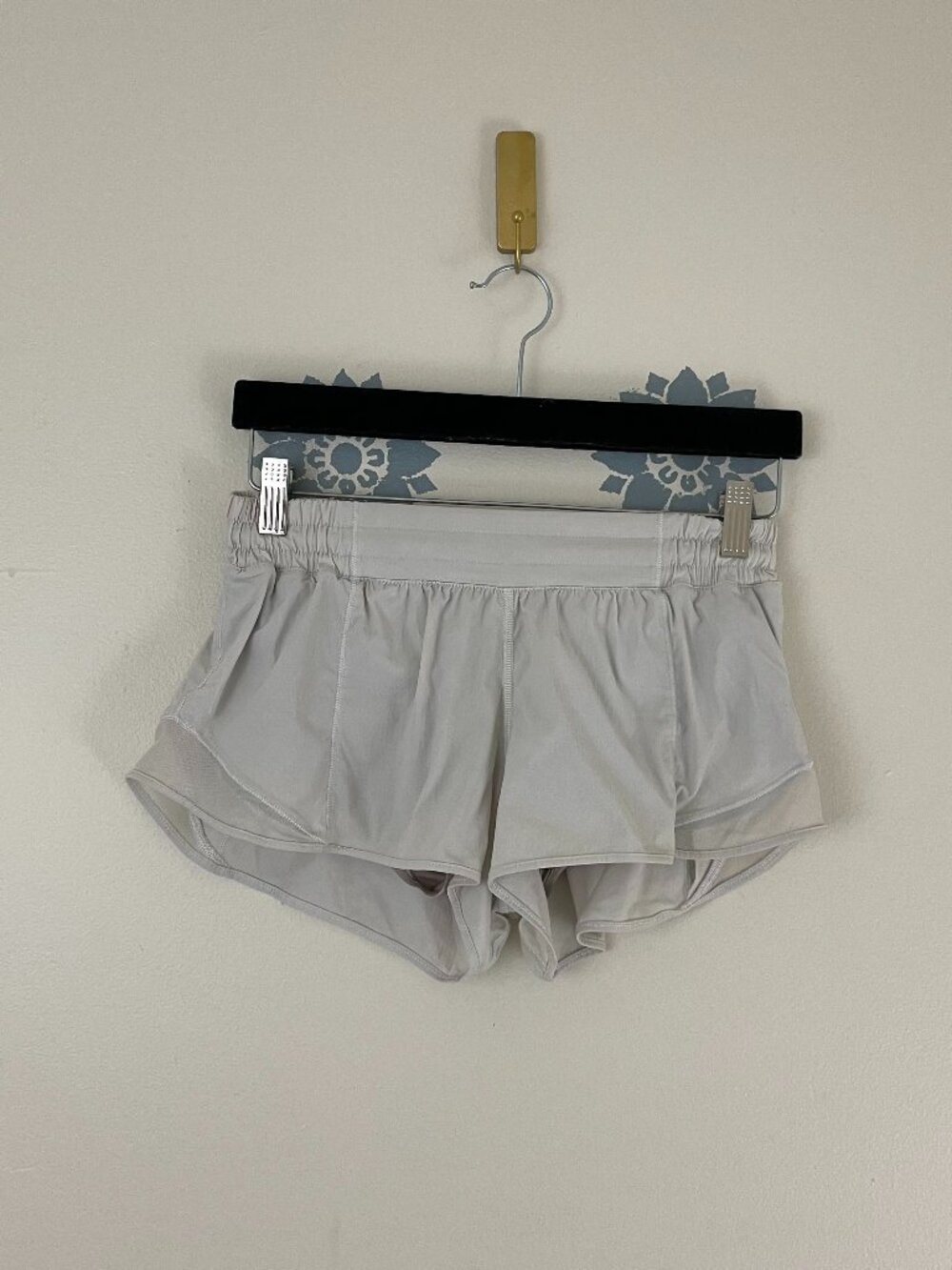 Lululemon Hotty Hot Short II 2.5" in White Size 6